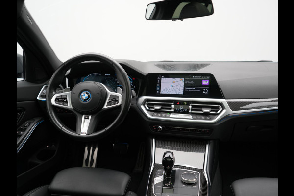 BMW 3 Serie Touring 330e M Sport 293pk Dealer O.H. Dravitgrau | Panodak | Adaptive Cruise | Camera | Lederen Sportstoelen Memory & Verwarmd | Sfeerverlichting | Stuur Verwarmd | Hifi Audio | Blis | Keyless | Apple Carplay | Plug In Hybrid |