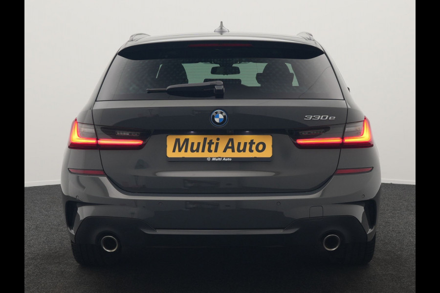 BMW 3 Serie Touring 330e M Sport 293pk Dealer O.H. Dravitgrau | Panodak | Adaptive Cruise | Camera | Lederen Sportstoelen Memory & Verwarmd | Sfeerverlichting | Stuur Verwarmd | Hifi Audio | Blis | Keyless | Apple Carplay | Plug In Hybrid |