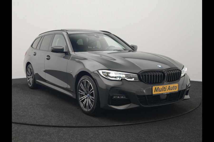 BMW 3 Serie Touring 330e M Sport 293pk Dealer O.H. Dravitgrau | Panodak | Adaptive Cruise | Camera | Lederen Sportstoelen Memory & Verwarmd | Sfeerverlichting | Stuur Verwarmd | Hifi Audio | Blis | Keyless | Apple Carplay | Plug In Hybrid |