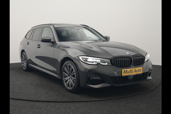 BMW 3 Serie Touring 330e M Sport 293pk Dealer O.H. Dravitgrau | Panodak | Adaptive Cruise | Camera | Lederen Sportstoelen Memory & Verwarmd | Sfeerverlichting | Stuur Verwarmd | Hifi Audio | Blis | Keyless | Apple Carplay | Plug In Hybrid |