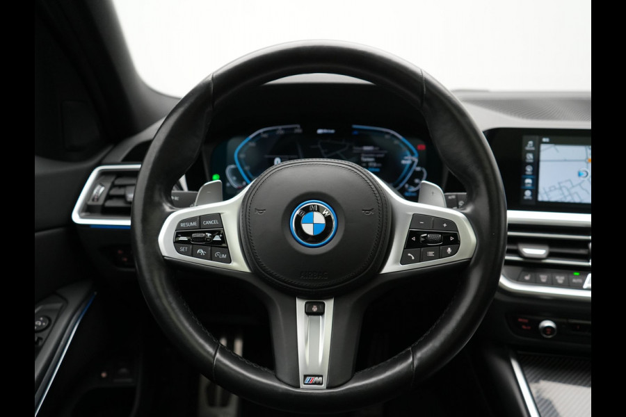 BMW 3 Serie Touring 330e M Sport 293pk Dealer O.H. Dravitgrau | Panodak | Adaptive Cruise | Camera | Lederen Sportstoelen Memory & Verwarmd | Sfeerverlichting | Stuur Verwarmd | Hifi Audio | Blis | Keyless | Apple Carplay | Plug In Hybrid |