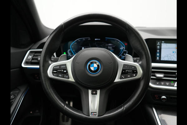 BMW 3 Serie Touring 330e M Sport 293pk Dealer O.H. Dravitgrau | Panodak | Adaptive Cruise | Camera | Lederen Sportstoelen Memory & Verwarmd | Sfeerverlichting | Stuur Verwarmd | Hifi Audio | Blis | Keyless | Apple Carplay | Plug In Hybrid |