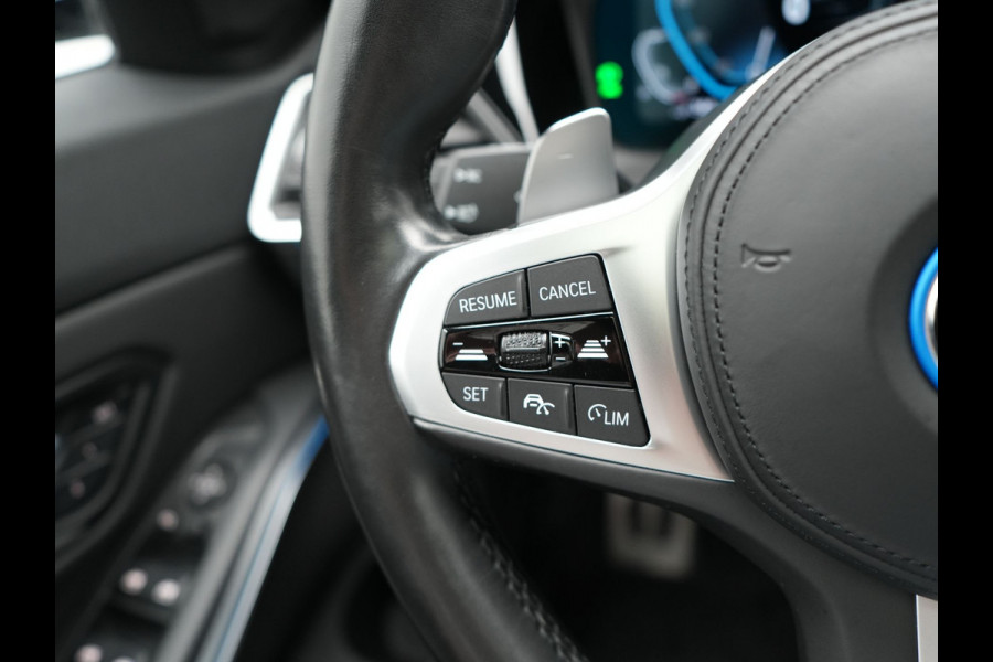 BMW 3 Serie Touring 330e M Sport 293pk Dealer O.H. Dravitgrau | Panodak | Adaptive Cruise | Camera | Lederen Sportstoelen Memory & Verwarmd | Sfeerverlichting | Stuur Verwarmd | Hifi Audio | Blis | Keyless | Apple Carplay | Plug In Hybrid |
