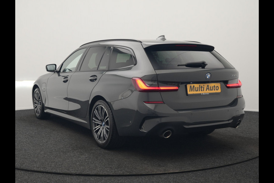 BMW 3 Serie Touring 330e M Sport 293pk Dealer O.H. Dravitgrau | Panodak | Adaptive Cruise | Camera | Lederen Sportstoelen Memory & Verwarmd | Sfeerverlichting | Stuur Verwarmd | Hifi Audio | Blis | Keyless | Apple Carplay | Plug In Hybrid |