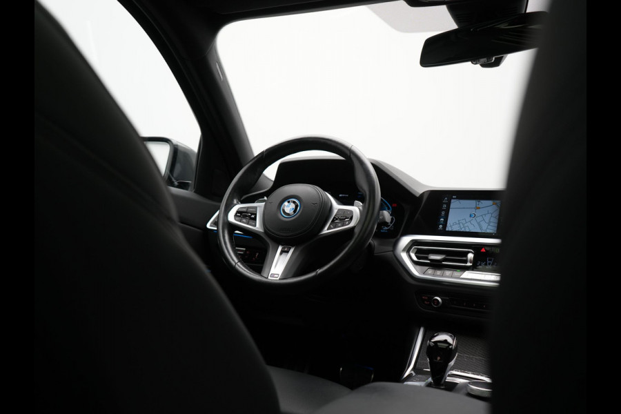 BMW 3 Serie Touring 330e M Sport 293pk Dealer O.H. Dravitgrau | Panodak | Adaptive Cruise | Camera | Lederen Sportstoelen Memory & Verwarmd | Sfeerverlichting | Stuur Verwarmd | Hifi Audio | Blis | Keyless | Apple Carplay | Plug In Hybrid |