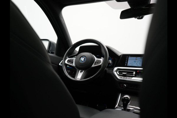 BMW 3 Serie Touring 330e M Sport 293pk Dealer O.H. Dravitgrau | Panodak | Adaptive Cruise | Camera | Lederen Sportstoelen Memory & Verwarmd | Sfeerverlichting | Stuur Verwarmd | Hifi Audio | Blis | Keyless | Apple Carplay | Plug In Hybrid |