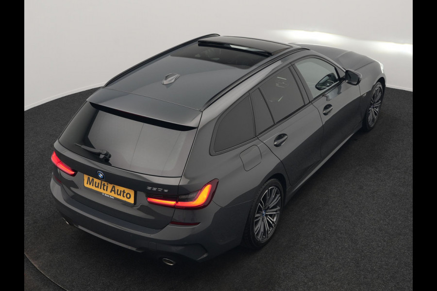 BMW 3 Serie Touring 330e M Sport 293pk Dealer O.H. Dravitgrau | Panodak | Adaptive Cruise | Camera | Lederen Sportstoelen Memory & Verwarmd | Sfeerverlichting | Stuur Verwarmd | Hifi Audio | Blis | Keyless | Apple Carplay | Plug In Hybrid |