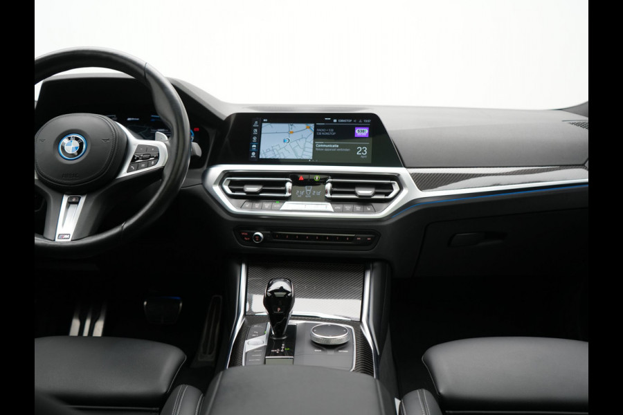 BMW 3 Serie Touring 330e M Sport 293pk Dealer O.H. Dravitgrau | Panodak | Adaptive Cruise | Camera | Lederen Sportstoelen Memory & Verwarmd | Sfeerverlichting | Stuur Verwarmd | Hifi Audio | Blis | Keyless | Apple Carplay | Plug In Hybrid |