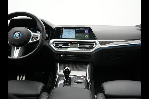 BMW 3 Serie Touring 330e M Sport 293pk Dealer O.H. Dravitgrau | Panodak | Adaptive Cruise | Camera | Lederen Sportstoelen Memory & Verwarmd | Sfeerverlichting | Stuur Verwarmd | Hifi Audio | Blis | Keyless | Apple Carplay | Plug In Hybrid |
