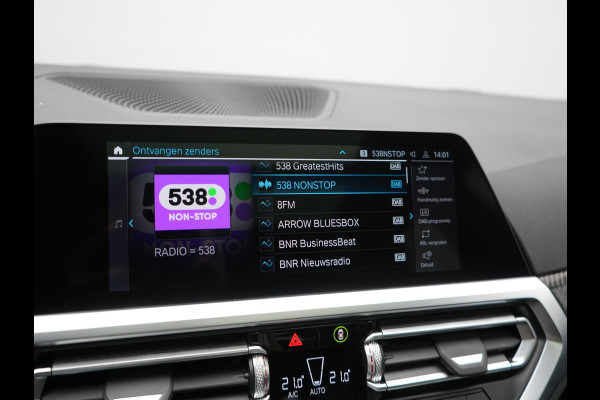 BMW 3 Serie Touring 330e M Sport 293pk Dealer O.H. Dravitgrau | Panodak | Adaptive Cruise | Camera | Lederen Sportstoelen Memory & Verwarmd | Sfeerverlichting | Stuur Verwarmd | Hifi Audio | Blis | Keyless | Apple Carplay | Plug In Hybrid |