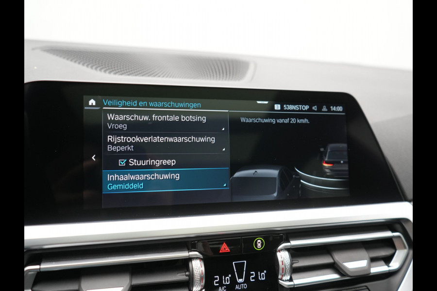 BMW 3 Serie Touring 330e M Sport 293pk Dealer O.H. Dravitgrau | Panodak | Adaptive Cruise | Camera | Lederen Sportstoelen Memory & Verwarmd | Sfeerverlichting | Stuur Verwarmd | Hifi Audio | Blis | Keyless | Apple Carplay | Plug In Hybrid |