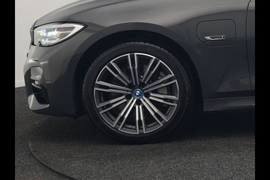 BMW 3 Serie Touring 330e M Sport 293pk Dealer O.H. Dravitgrau | Panodak | Adaptive Cruise | Camera | Lederen Sportstoelen Memory & Verwarmd | Sfeerverlichting | Stuur Verwarmd | Hifi Audio | Blis | Keyless | Apple Carplay | Plug In Hybrid |