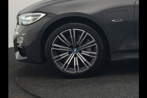 BMW 3 Serie Touring 330e M Sport 293pk Dealer O.H. Dravitgrau | Panodak | Adaptive Cruise | Camera | Lederen Sportstoelen Memory & Verwarmd | Sfeerverlichting | Stuur Verwarmd | Hifi Audio | Blis | Keyless | Apple Carplay | Plug In Hybrid |