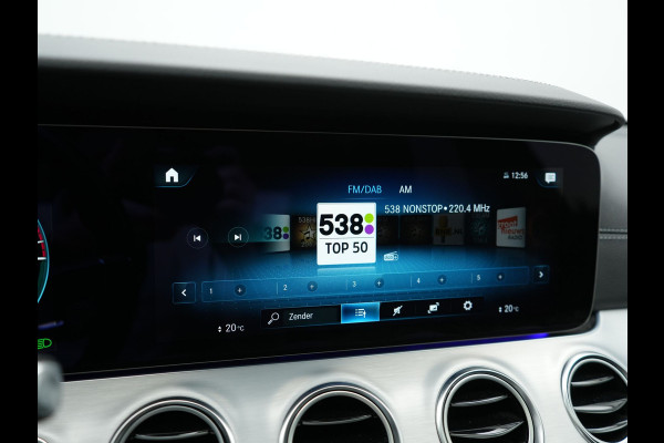 Mercedes-Benz E-Klasse Estate 300 e AMG Line PHEV 320pk Dealer O.H. | Panodak | Camera | Alcantara Sportstoelen Verwarmd | Sfeerverlichting | Blis | Apple Carplay | Night Pakket | Virtual | Navigatie | DAB | Plug In Hybrid |