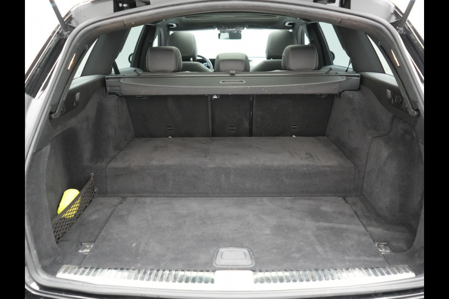 Mercedes-Benz E-Klasse Estate 300 e AMG Line PHEV 320pk Dealer O.H. | Panodak | Camera | Alcantara Sportstoelen Verwarmd | Sfeerverlichting | Blis | Apple Carplay | Night Pakket | Virtual | Navigatie | DAB | Plug In Hybrid |