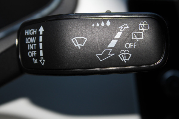 Seat Arona 1.0-115pk TSI Xcellence Business Intense AUTOMAAT ! Gun uzelf het plezier en comfort van een automaat ! Autm. airco dual, cruise cntrl, LM wielen, keyless entry-keyless go, camera, parkeersensoren v en a, dodehoek ass., LED verl., navigatie, telefoonvoorb. etc