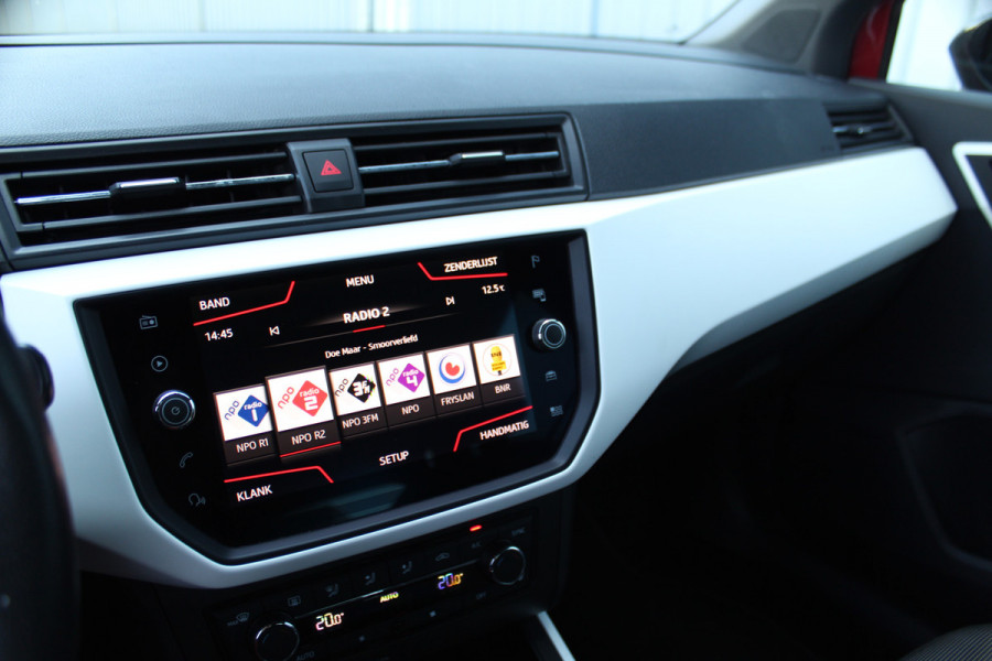 Seat Arona 1.0-115pk TSI Xcellence Business Intense AUTOMAAT ! Gun uzelf het plezier en comfort van een automaat ! Autm. airco dual, cruise cntrl, LM wielen, keyless entry-keyless go, camera, parkeersensoren v en a, dodehoek ass., LED verl., navigatie, telefoonvoorb. etc