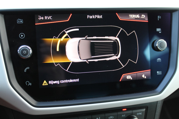 Seat Arona 1.0-115pk TSI Xcellence Business Intense AUTOMAAT ! Gun uzelf het plezier en comfort van een automaat ! Autm. airco dual, cruise cntrl, LM wielen, keyless entry-keyless go, camera, parkeersensoren v en a, dodehoek ass., LED verl., navigatie, telefoonvoorb. etc