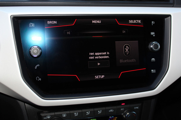 Seat Arona 1.0-115pk TSI Xcellence Business Intense AUTOMAAT ! Gun uzelf het plezier en comfort van een automaat ! Autm. airco dual, cruise cntrl, LM wielen, keyless entry-keyless go, camera, parkeersensoren v en a, dodehoek ass., LED verl., navigatie, telefoonvoorb. etc