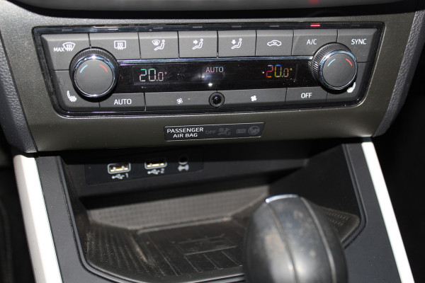 Seat Arona 1.0-115pk TSI Xcellence Business Intense AUTOMAAT ! Gun uzelf het plezier en comfort van een automaat ! Autm. airco dual, cruise cntrl, LM wielen, keyless entry-keyless go, camera, parkeersensoren v en a, dodehoek ass., LED verl., navigatie, telefoonvoorb. etc