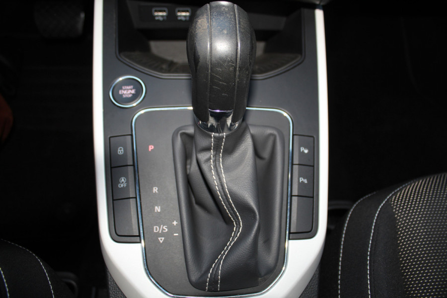 Seat Arona 1.0-115pk TSI Xcellence Business Intense AUTOMAAT ! Gun uzelf het plezier en comfort van een automaat ! Autm. airco dual, cruise cntrl, LM wielen, keyless entry-keyless go, camera, parkeersensoren v en a, dodehoek ass., LED verl., navigatie, telefoonvoorb. etc