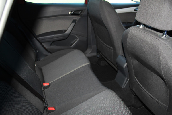 Seat Arona 1.0-115pk TSI Xcellence Business Intense AUTOMAAT ! Gun uzelf het plezier en comfort van een automaat ! Autm. airco dual, cruise cntrl, LM wielen, keyless entry-keyless go, camera, parkeersensoren v en a, dodehoek ass., LED verl., navigatie, telefoonvoorb. etc