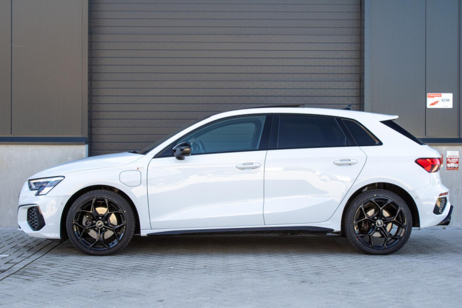 Audi A3 Sportback 40 TFSIe Sline Pano Maxton Diffuser Matrix Camera Sfeerverlichting