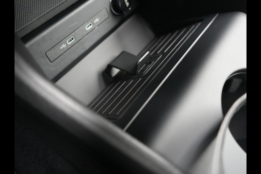 Audi Q4 e-tron 40 Advanced edition 77 kWh 204pk Dealer O.H. | S-Line Interieur | Trekhaak Af Fabriek | Adaptive Cruise | Camera | Blis | Sportstoelen Verwarmd | Apple Carplay | Navigatie | DAB |