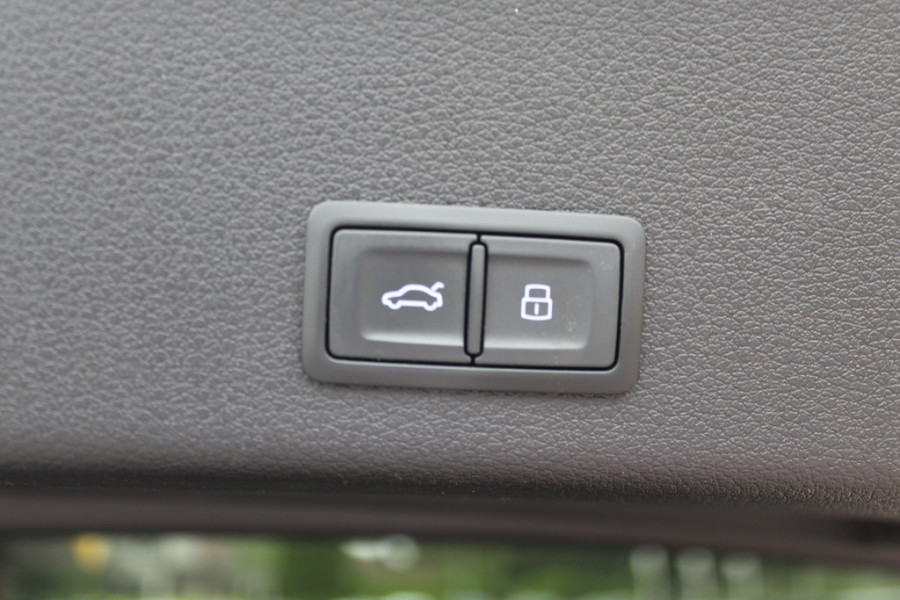 Audi e-tron e-tron 55 quattro advanced Pro Line Plus 95 kWh / Full option! / Trekhaak / Panoramadak / 360Camera / Head-up / B&O / Keyless / 21'' / Softclose / Stoelmassage / Luxe Leder / Nachtzicht / DAB / ACC