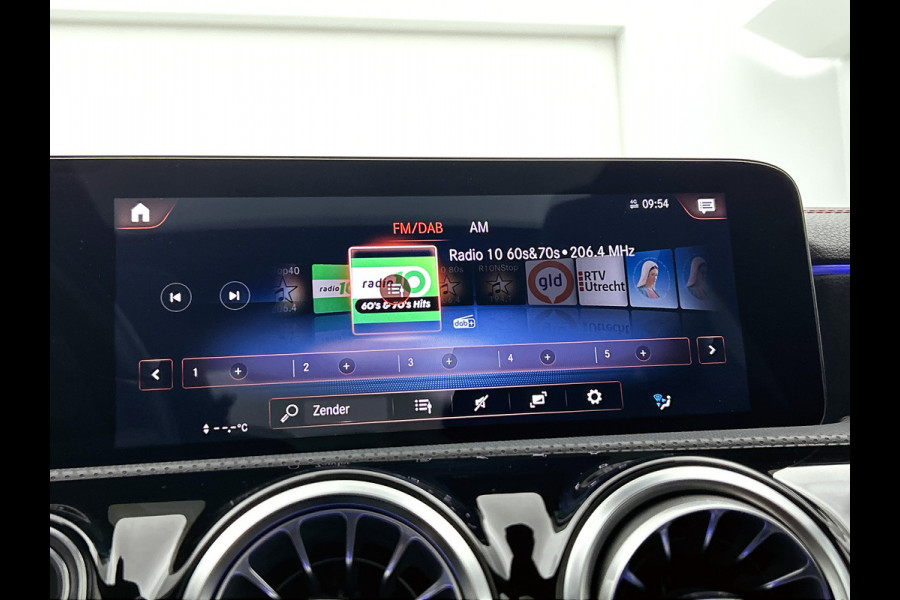 Mercedes-Benz CLA-Klasse 250 e AMG Plug-In Hybride AMG Line | Panorama Schuif-Kanteldak | 19 Inch AMG Velgen. Inclusief 24 maanden Mercedes-Benz Certified garantie voor Europa.