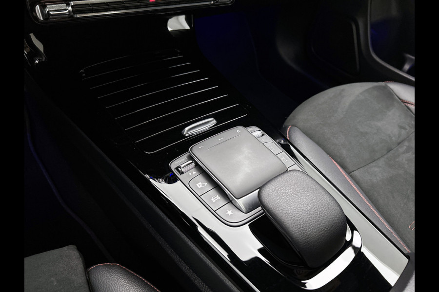Mercedes-Benz CLA-Klasse 250 e AMG Plug-In Hybride AMG Line | Panorama Schuif-Kanteldak | 19 Inch AMG Velgen. Inclusief 24 maanden Mercedes-Benz Certified garantie voor Europa.