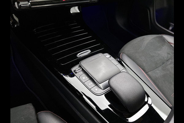 Mercedes-Benz CLA-Klasse 250 e AMG Plug-In Hybride AMG Line | Panorama Schuif-Kanteldak | 19 Inch AMG Velgen. Inclusief 24 maanden Mercedes-Benz Certified garantie voor Europa.