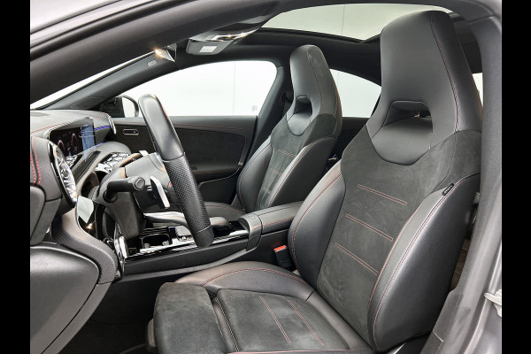 Mercedes-Benz CLA-Klasse 250 e AMG Plug-In Hybride AMG Line | Panorama Schuif-Kanteldak | 19 Inch AMG Velgen. Inclusief 24 maanden Mercedes-Benz Certified garantie voor Europa.