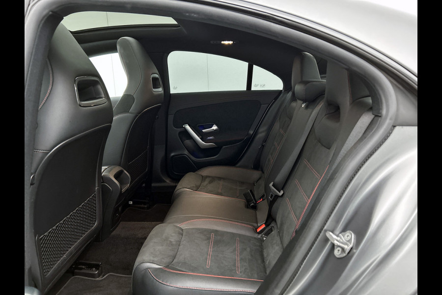 Mercedes-Benz CLA-Klasse 250 e AMG Plug-In Hybride AMG Line | Panorama Schuif-Kanteldak | 19 Inch AMG Velgen. Inclusief 24 maanden Mercedes-Benz Certified garantie voor Europa.
