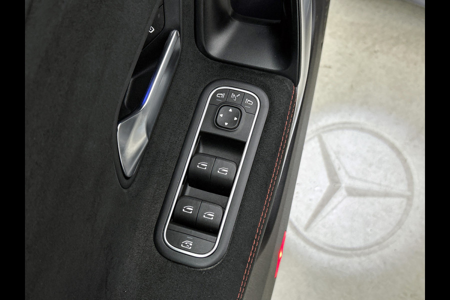 Mercedes-Benz CLA-Klasse 250 e AMG Plug-In Hybride AMG Line | Panorama Schuif-Kanteldak | 19 Inch AMG Velgen. Inclusief 24 maanden Mercedes-Benz Certified garantie voor Europa.