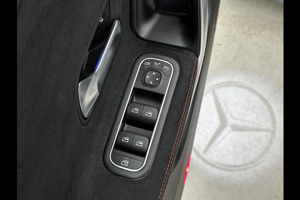 Mercedes-Benz CLA-Klasse 250 e AMG Plug-In Hybride AMG Line | Panorama Schuif-Kanteldak | 19 Inch AMG Velgen. Inclusief 24 maanden Mercedes-Benz Certified garantie voor Europa.