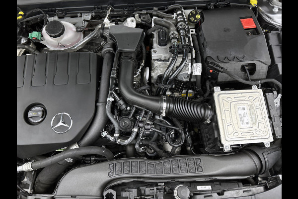 Mercedes-Benz CLA-Klasse 250 e AMG Plug-In Hybride AMG Line | Panorama Schuif-Kanteldak | 19 Inch AMG Velgen. Inclusief 24 maanden Mercedes-Benz Certified garantie voor Europa.