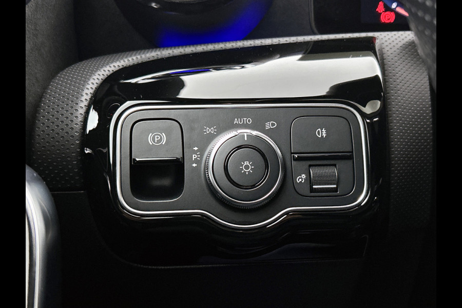 Mercedes-Benz CLA-Klasse 250 e AMG Plug-In Hybride AMG Line | Panorama Schuif-Kanteldak | 19 Inch AMG Velgen. Inclusief 24 maanden Mercedes-Benz Certified garantie voor Europa.