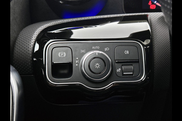 Mercedes-Benz CLA-Klasse 250 e AMG Plug-In Hybride AMG Line | Panorama Schuif-Kanteldak | 19 Inch AMG Velgen. Inclusief 24 maanden Mercedes-Benz Certified garantie voor Europa.