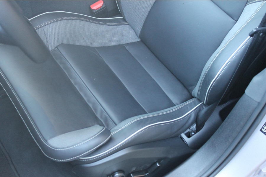 Volvo V60 T6 350PK Automaat Plug-in hybrid AWD Ultra Dark Adaptieve Cruise Control / Head-up display / Panoramisch schuif-kanteldak / Harman Kardon Audio / Blis / Google infotainment