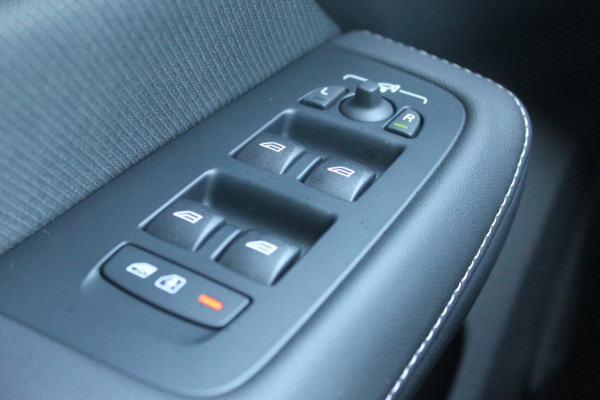 Volvo V60 T6 350PK Automaat Plug-in hybrid AWD Ultra Dark Adaptieve Cruise Control / Head-up display / Panoramisch schuif-kanteldak / Harman Kardon Audio / Blis / Google infotainment
