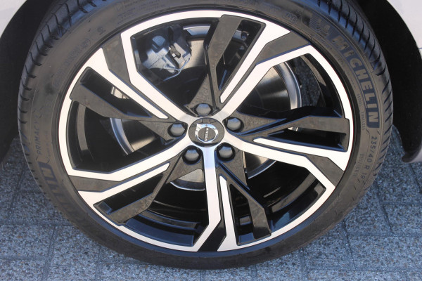 Volvo V60 T6 350PK Automaat Plug-in hybrid AWD Ultra Dark Adaptieve Cruise Control / Head-up display / Panoramisch schuif-kanteldak / Harman Kardon Audio / Blis / Google infotainment