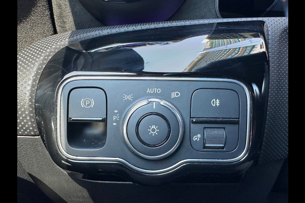 Mercedes-Benz A-Klasse 250 e Business Solution AMG Limited Carplay Sfeerverlichting