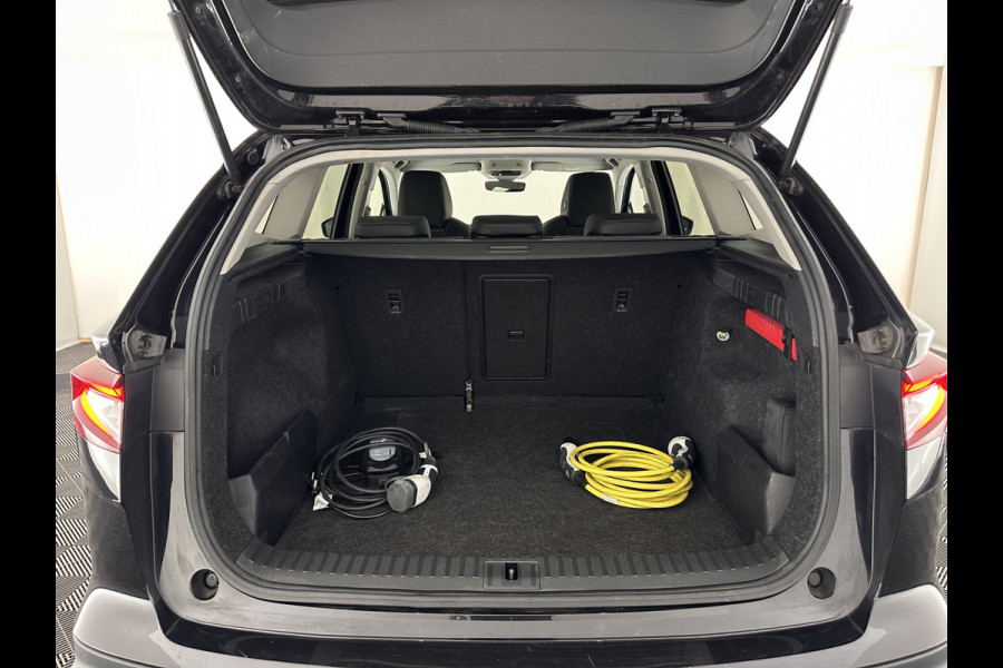 Škoda ENYAQ iV 60 [ 3-Fase ] {SOH-87%} (INCL-BTW) *LEATHER-FABRIC | FULL-LED | ADAPTIVE-CRUISE | BLINDSPOT | DIGI-COCKPIT | CAMERA | KEYLESS | NAVI-FULLMAP | AMBIENT-LIGHT | ECC | HEATED-COMFORTSEATS | DAB+ | PDC | 20''ALU*