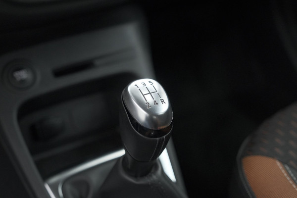 Renault Captur TCe 90 Intens | Trekhaak | AllSeason banden | Navigatie | Parkeersensoren