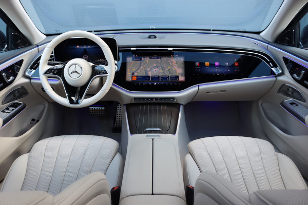 Mercedes-Benz E-Klasse 400 e 4MATIC Exclusive Line | Hypercreen | Luchtvering | Achterasbesturing | Distronic+ | Massage | Stoelventilatie | 3D-Display | HUD | Vlakkenverwarming | Digital Light |