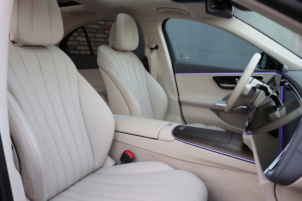 Mercedes-Benz E-Klasse 400 e 4MATIC Exclusive Line | Hypercreen | Luchtvering | Achterasbesturing | Distronic+ | Massage | Stoelventilatie | 3D-Display | HUD | Vlakkenverwarming | Digital Light |
