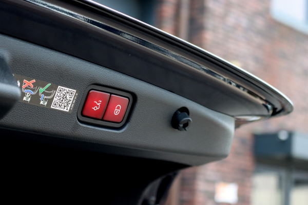 Mercedes-Benz E-Klasse 400 e 4MATIC Exclusive Line | Hypercreen | Luchtvering | Achterasbesturing | Distronic+ | Massage | Stoelventilatie | 3D-Display | HUD | Vlakkenverwarming | Digital Light |