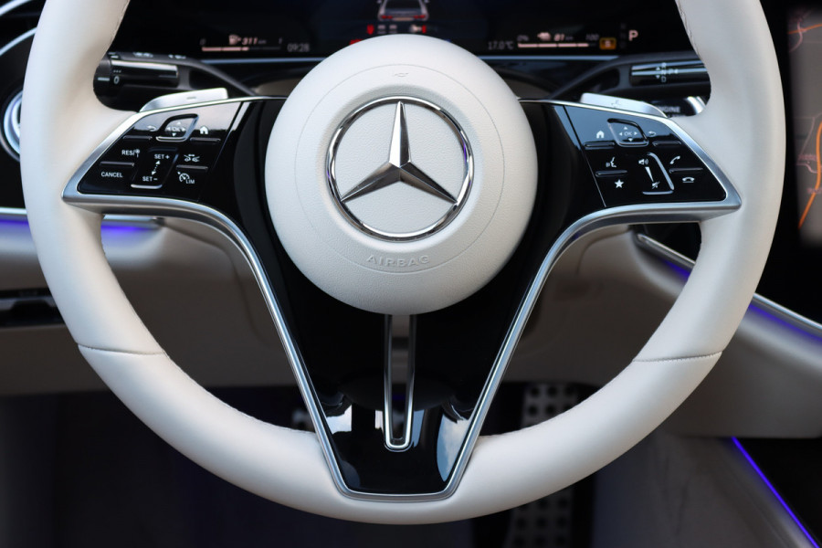 Mercedes-Benz E-Klasse 400 e 4MATIC Exclusive Line | Hypercreen | Luchtvering | Achterasbesturing | Distronic+ | Massage | Stoelventilatie | 3D-Display | HUD | Vlakkenverwarming | Digital Light |