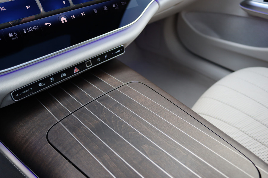 Mercedes-Benz E-Klasse 400 e 4MATIC Exclusive Line | Hypercreen | Luchtvering | Achterasbesturing | Distronic+ | Massage | Stoelventilatie | 3D-Display | HUD | Vlakkenverwarming | Digital Light |